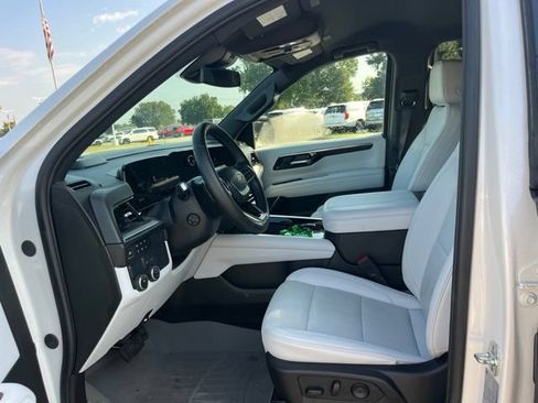 Used 2025 Chevrolet Suburban Premier RWD image 15