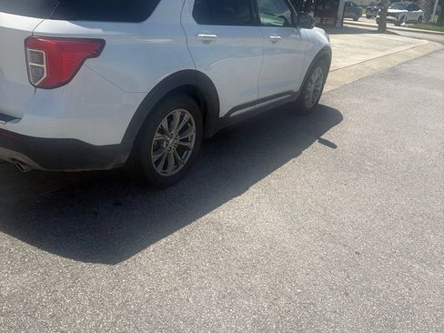 Used 2022 Ford Explorer Limited w/ Equipment Group 301A RWD image 2