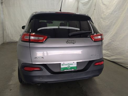 Used 2016 Jeep Cherokee Sport image 6