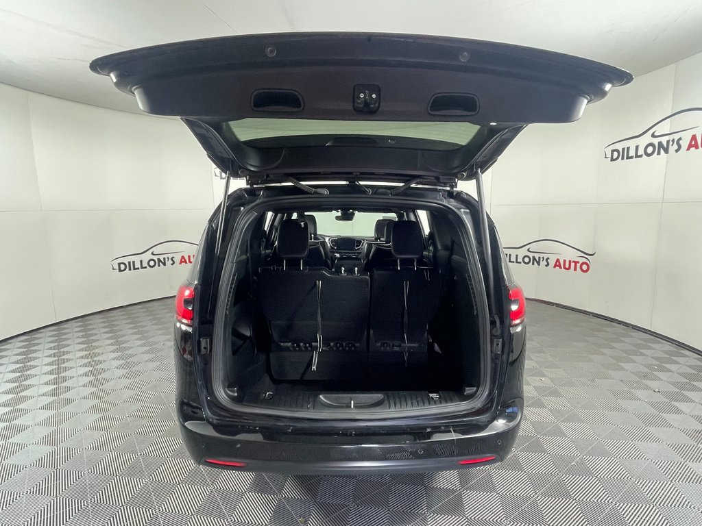 Used 2024 Chrysler Pacifica Limited w/ S Appearance Package FWD image 6