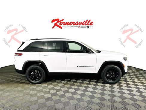 New 2025 Jeep Grand Cherokee Altitude image 8