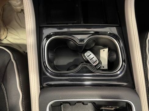 Used 2022 Chrysler Pacifica Limited FWD image 30