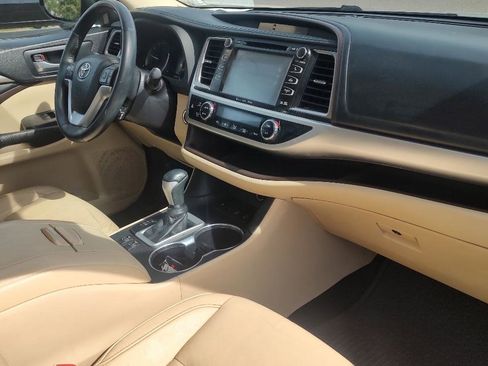 Used 2016 Toyota Highlander XLE w/ Four Season Floor Mat Package AWD/4WD image 21