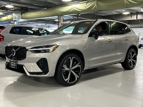 Certified 2025 Volvo XC60 T8 Ultra w/ Climate Package AWD/4WD image 5