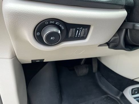 Used 2021 Chrysler Pacifica Touring w/ Cold Weather Group AWD/4WD image 28