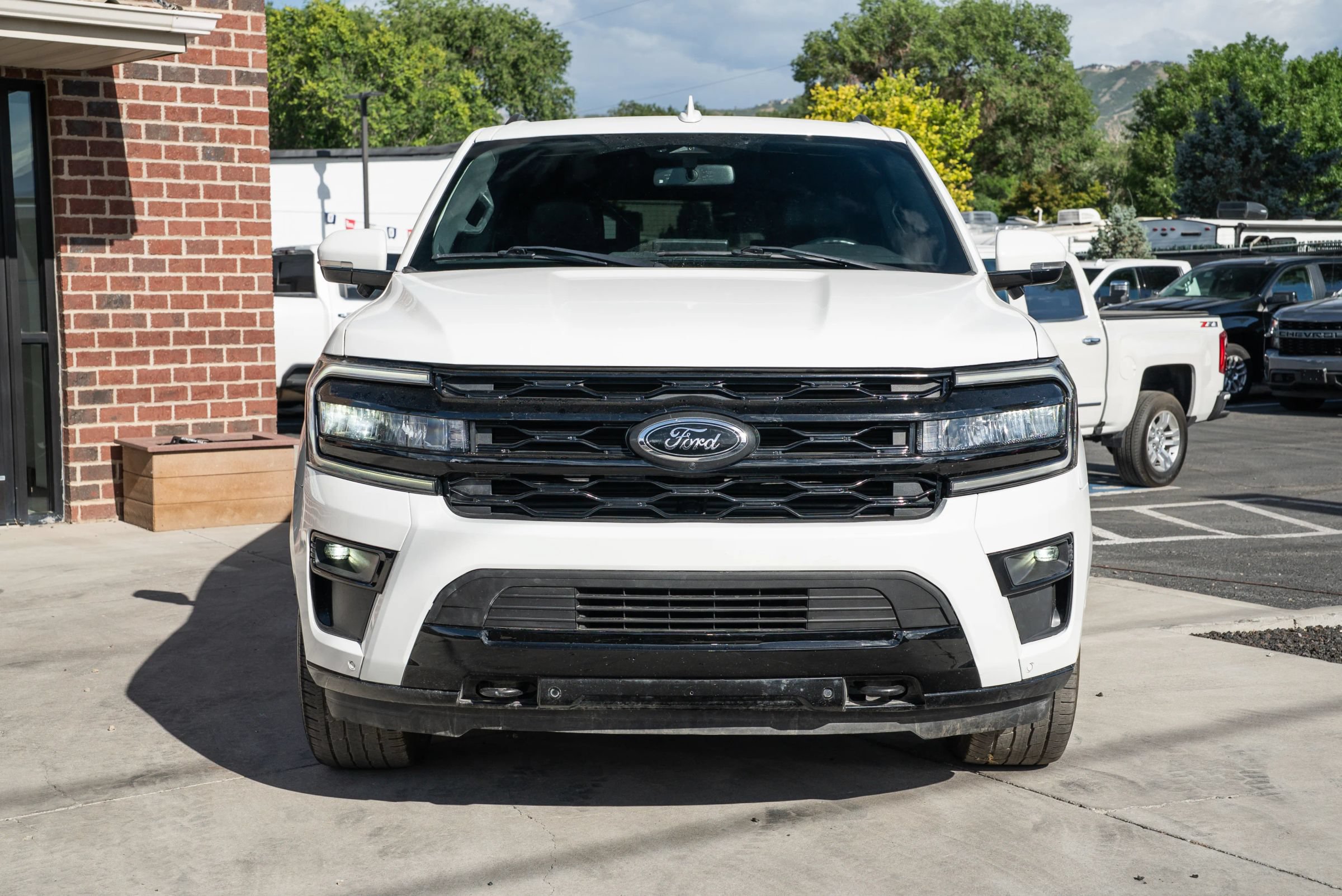 Used 2023 Ford Expedition Limited AWD/4WD image 2