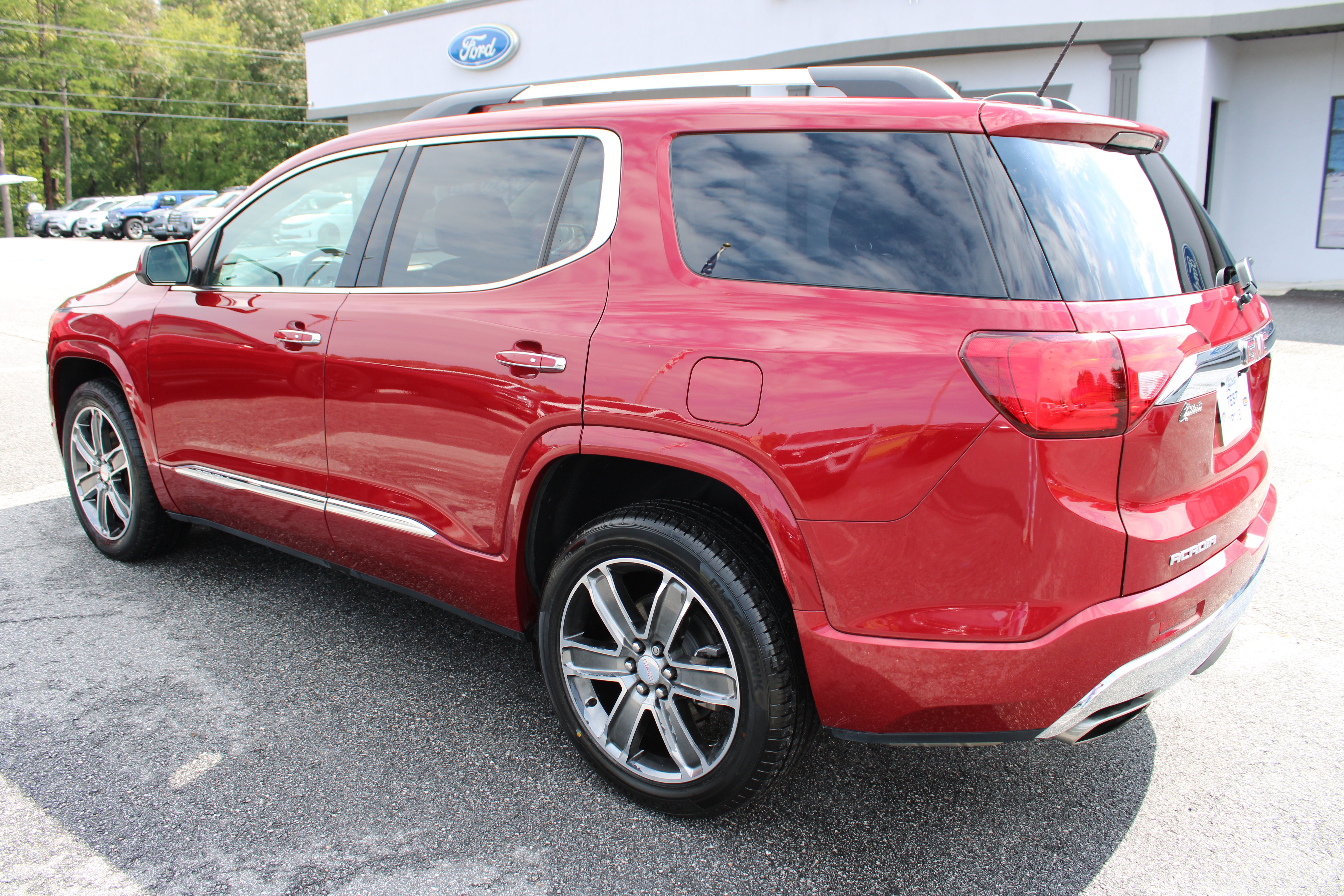 Used 2019 GMC Acadia Denali w/ Technology Package FWD image 8
