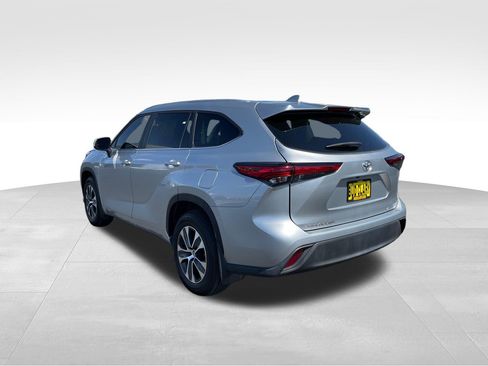Used 2023 Toyota Highlander XLE AWD/4WD image 6