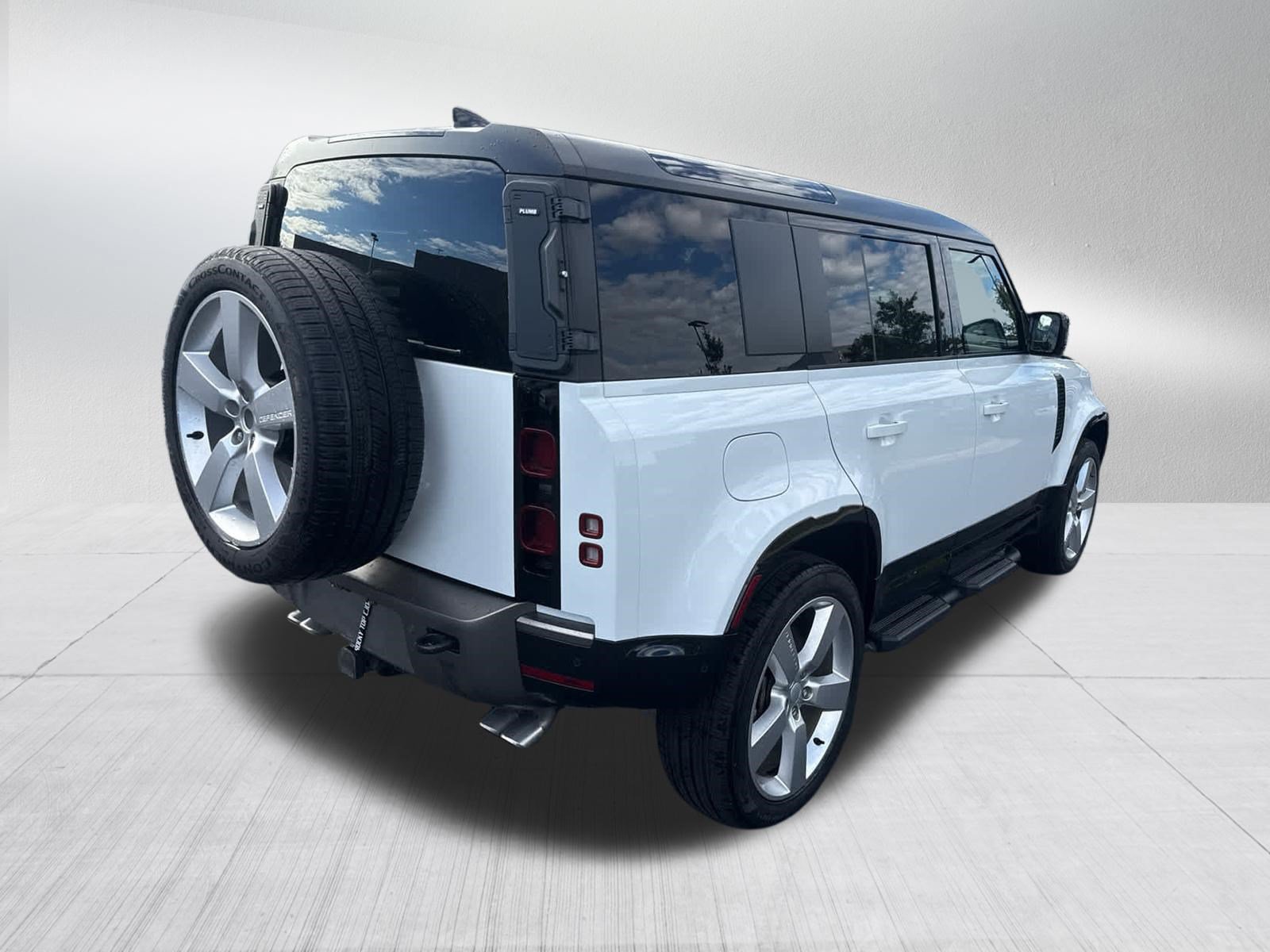 Certified 2025 Land Rover Defender 110 X-Dynamic SE AWD/4WD image 4