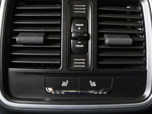 Certified 2025 Porsche Macan AWD/4WD image 36