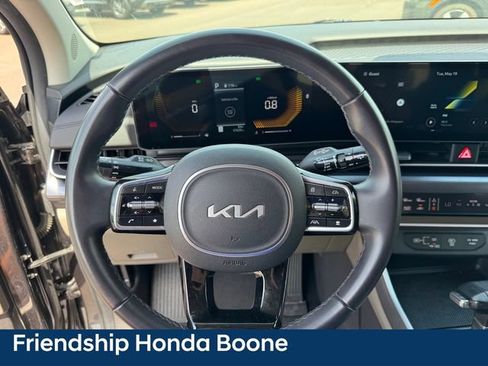 Used 2025 Kia Carnival FWD image 25