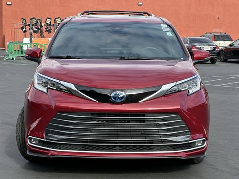 Used 2025 Toyota Sienna Limited image 6