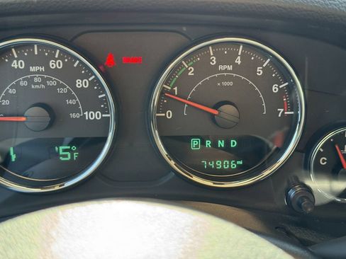 Used 2018 Jeep Wrangler Unlimited Sahara w/ Connectivity Group AWD/4WD image 20