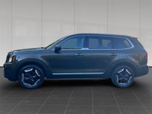 Used 2023 Kia Telluride S image 2