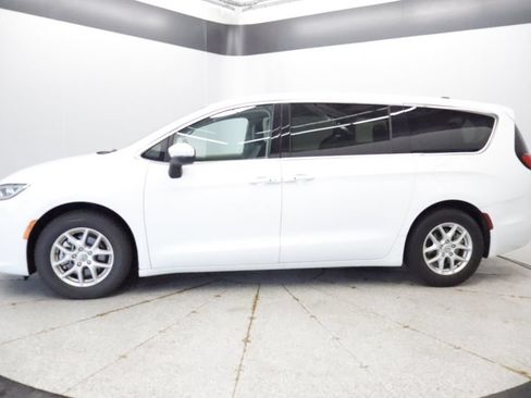 Certified 2023 Chrysler Pacifica Touring-L FWD image 29