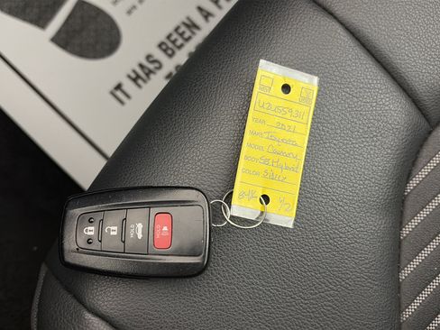 Used 2021 Toyota Camry SE image 30