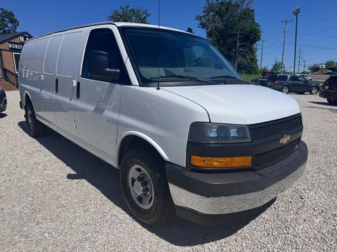 Used 2018 Chevrolet Express 2500 Extended RWD image 7