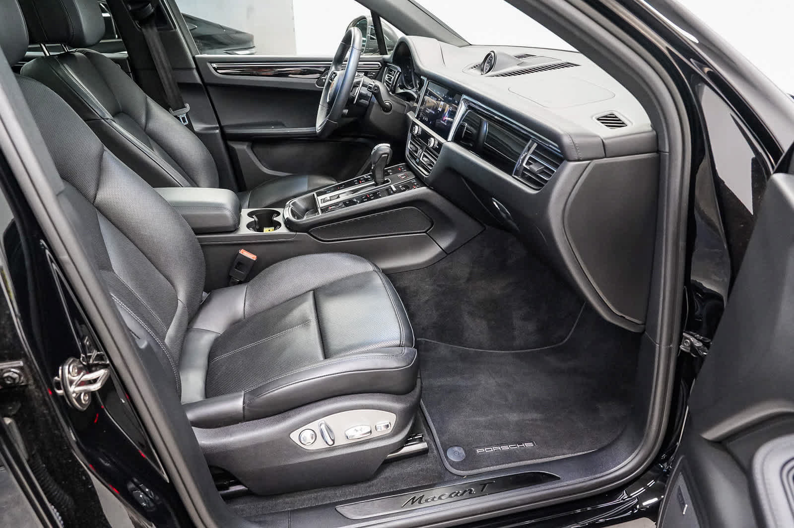 Used 2025 Porsche Macan Turbo AWD/4WD image 17