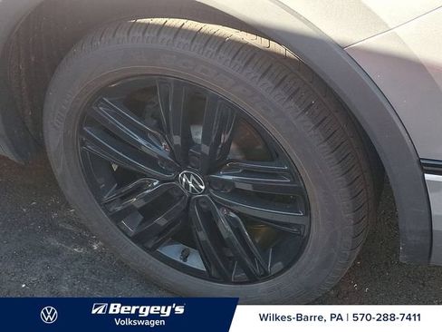 Certified 2022 Volkswagen Tiguan SE R-Line AWD/4WD image 9