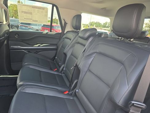 New 2026 Lincoln Navigator Premiere AWD/4WD image 12