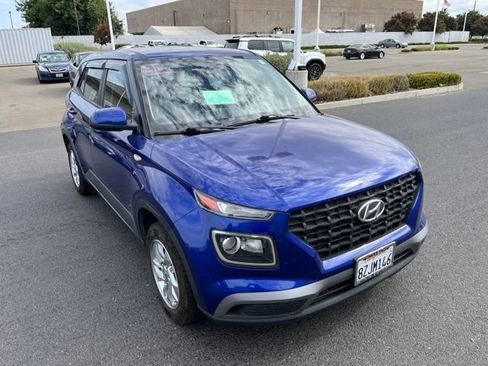 Used 2022 Hyundai Venue SE FWD image 2