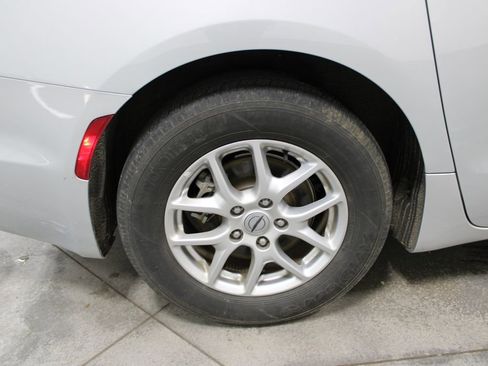 Used 2024 Chrysler Pacifica Touring-L image 38