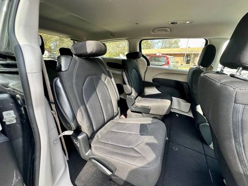 Used 2022 Chrysler Voyager LX FWD image 17