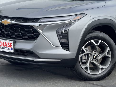Used 2025 Chevrolet Trax LT image 3