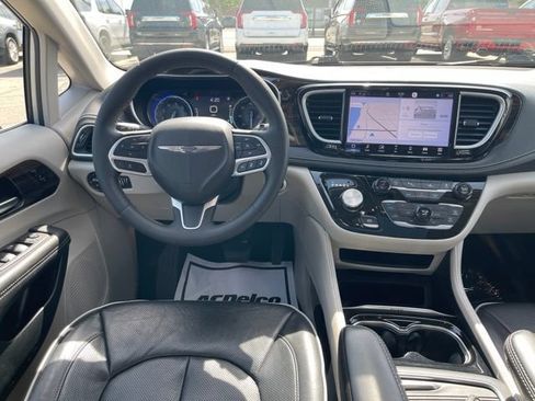 Used 2023 Chrysler Pacifica Limited FWD image 4