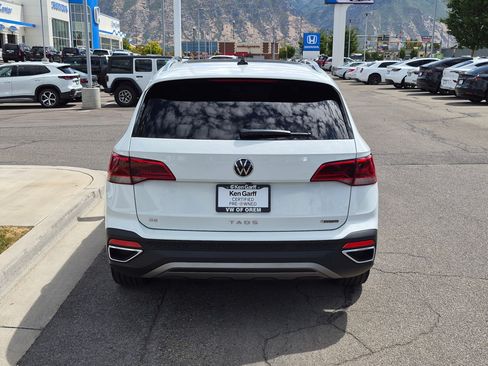 Used 2023 Volkswagen Taos SE w/ Panoramic Sunroof Package AWD/4WD image 7