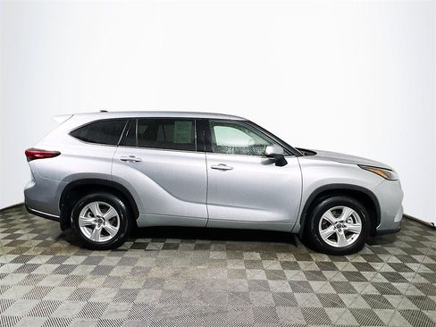 Certified 2022 Toyota Highlander LE image 9