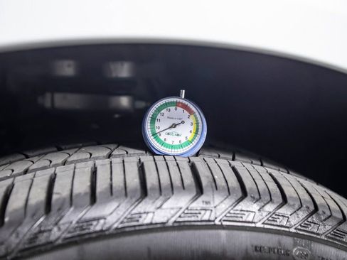 Used 2023 Audi Q8 Premium image 43