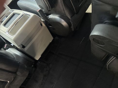 Used 2015 Chrysler Town & Country Touring image 17