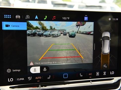 Certified 2025 Volkswagen Tiguan SE w/ Panoramic Sunroof Package AWD/4WD image 13