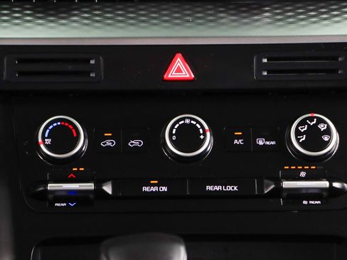 Used 2024 Kia Carnival LX image 20