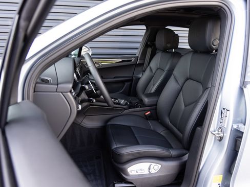 Used 2026 Porsche Macan AWD/4WD image 5