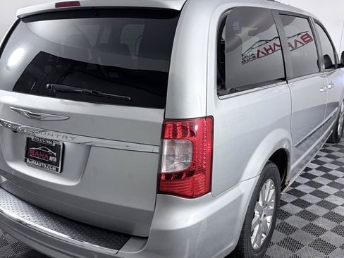 Used 2012 Chrysler Town & Country Touring w/ Entertainment Group #1 FWD image 5