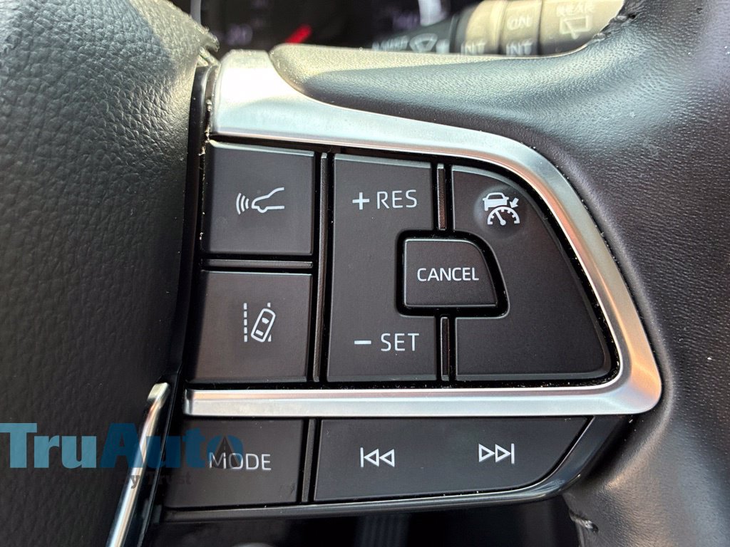 Used 2021 Toyota Highlander LE FWD image 29