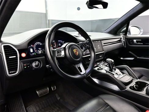 Used 2020 Porsche Cayenne Turbo image 4