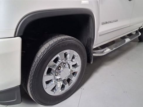Used 2018 GMC Sierra 2500 Denali w/ Duramax Plus Package AWD/4WD image 9