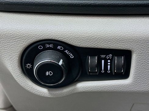 Used 2017 Chrysler Pacifica Touring-L image 11