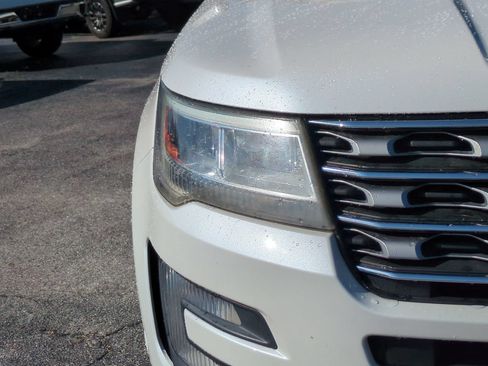 Used 2017 Ford Explorer Limited w/ Equipment Group 301A FWD image 10