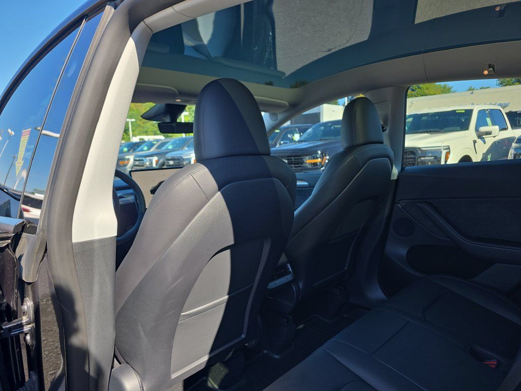 Used 2024 Tesla Model Y Long Range AWD/4WD image 16