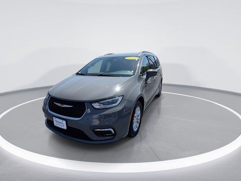 Used 2022 Chrysler Pacifica Touring-L FWD image 4