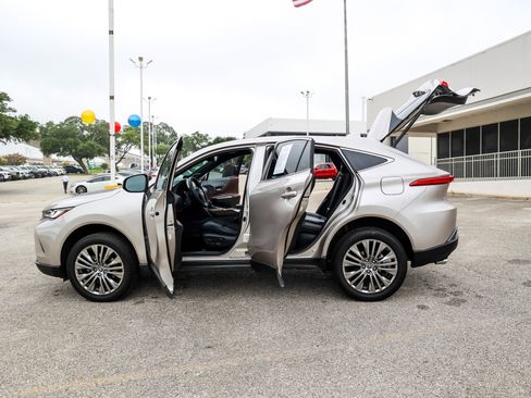 Used 2024 Toyota Venza Limited AWD/4WD image 11