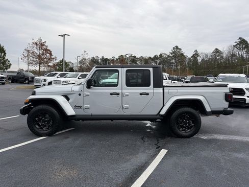 Used 2023 Jeep Gladiator Willys image 4