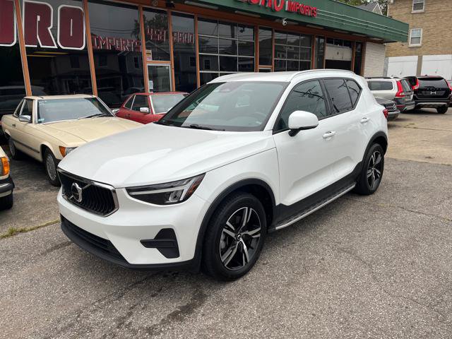 Used 2023 Volvo XC40 B5 Core AWD/4WD image 4