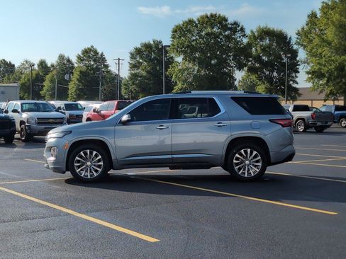 Used 2023 Chevrolet Traverse Premier FWD image 2