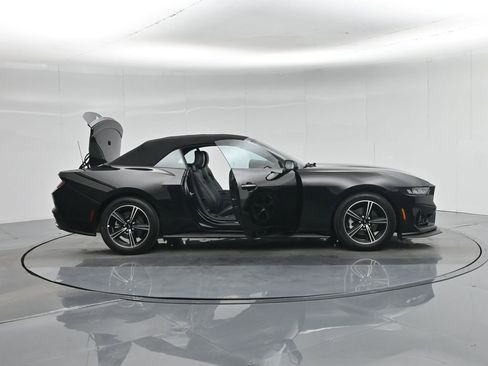 Used 2025 Ford Mustang Premium image 5