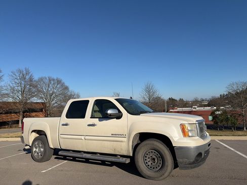 Used 2009 GMC Sierra 1500 SLT w/ White Diamond Edition image 3